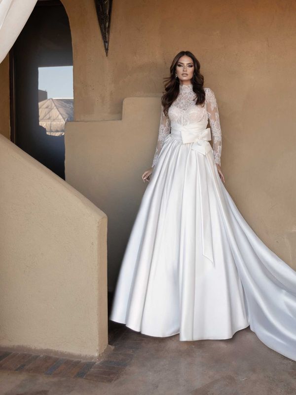 Abito da sposa Diamond Couture 2027: principessa in raso con corpetto in pizzo e strascico