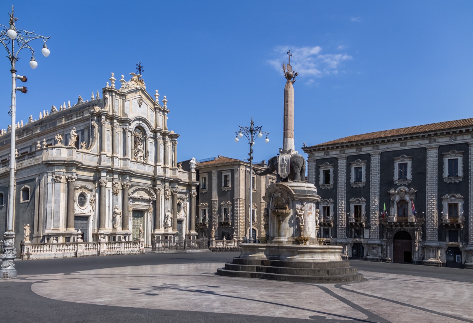 Piazza del Duomo a Catania con la Fontana dell'Elefante e la Cattedrale di Sant'Agata