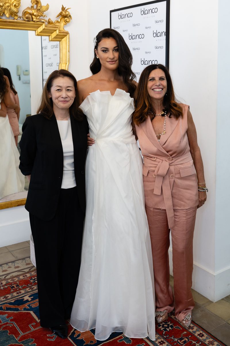 Foto ricordo del Trunk Show Nagae Bridal in atelier, con la modella in abito Nagae al centro