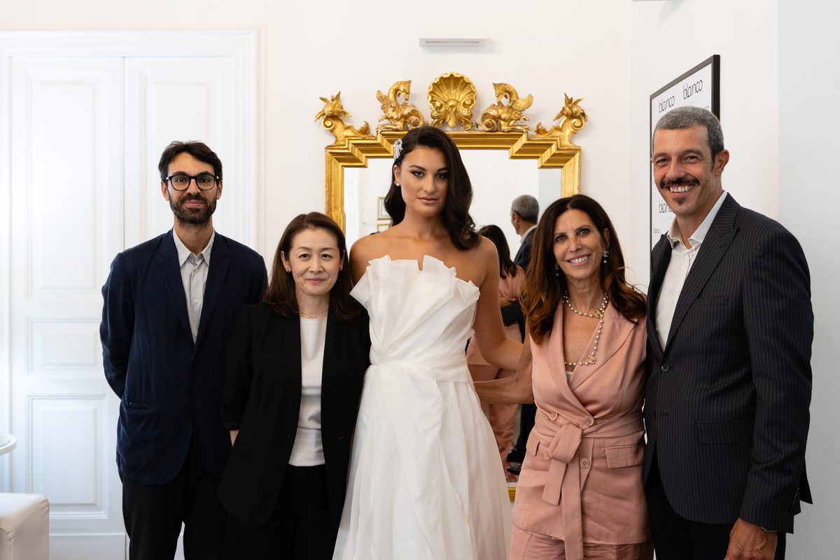 Foto di gruppo del Trunk Show Nagae Bridal da Blanco Atelier, con la modella in abito Nagae