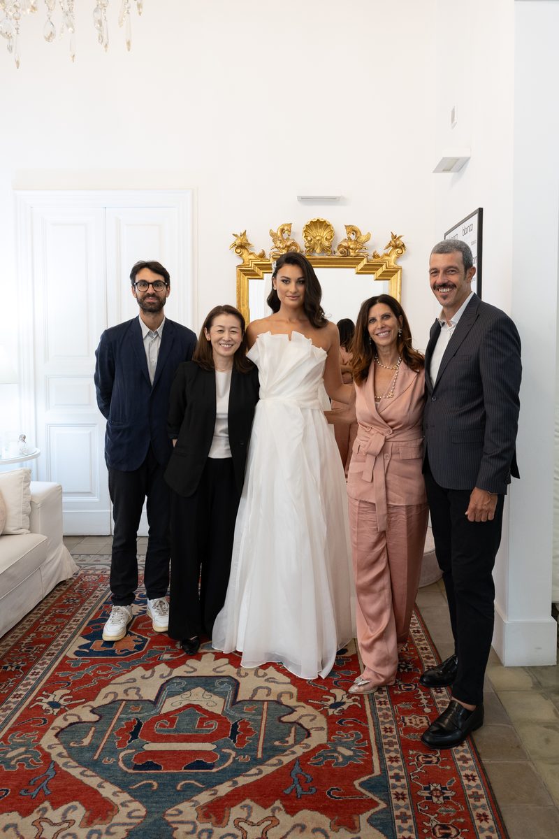 Il gruppo del Trunk Show Nagae Bridal nel salotto di Blanco Atelier