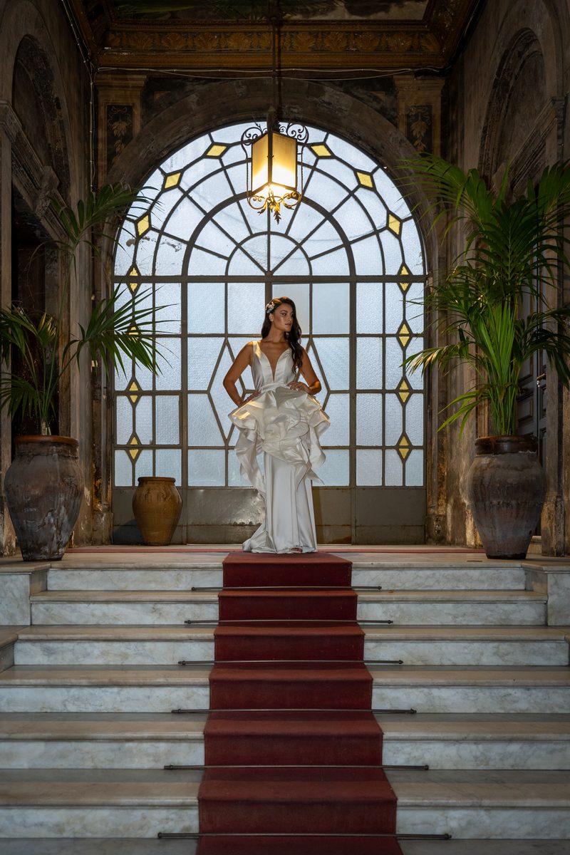 Trunk Show Nagae Bridal: la modella in cima a una scalinata con tappeto rosso