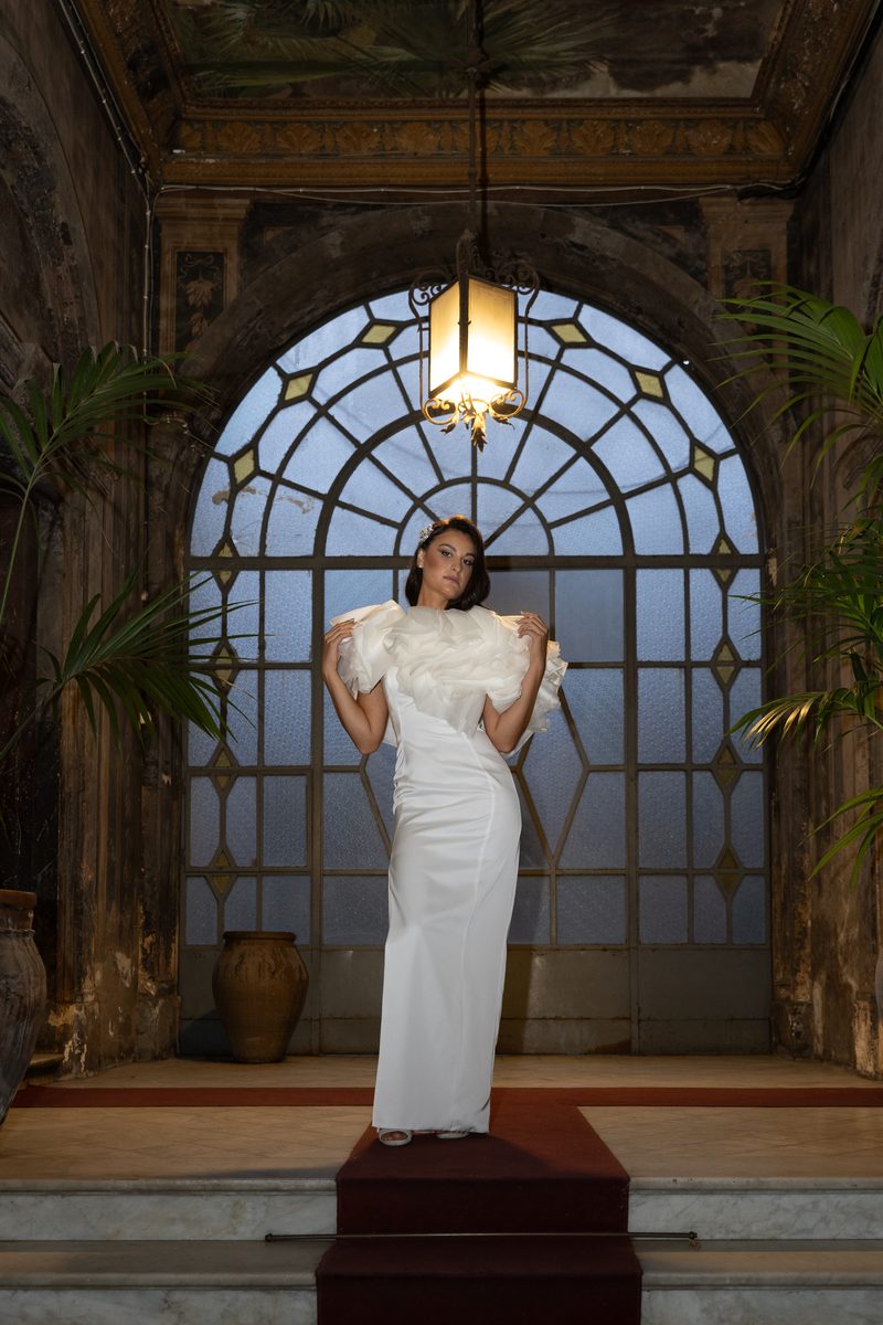 Trunk Show Nagae Bridal: abito da sposa a colonna con volume scultoreo a balze su spalle e busto