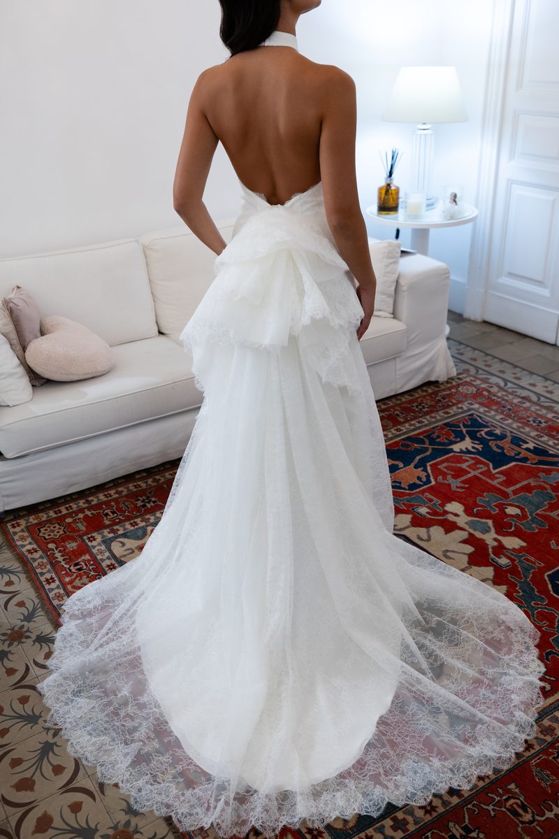 Trunk Show Nagae Bridal: abito da sposa con schiena scoperta e strascico in pizzo