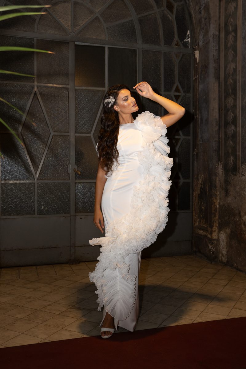 Trunk Show Nagae Bridal: abito da sposa con balze asimmetriche